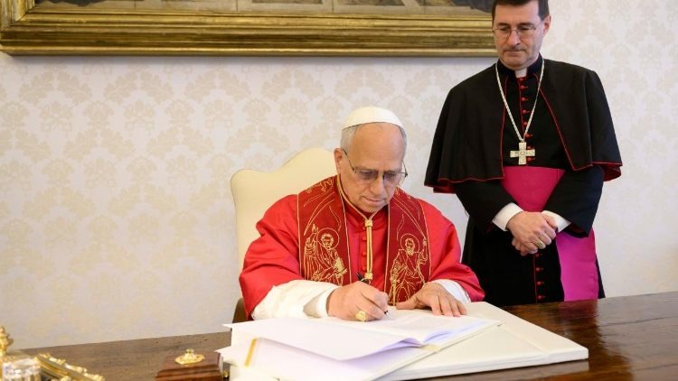 El Papa León XIV en la firma de la Carta Encíclica Magnifica Humanitas, 15 de mayo 2026
